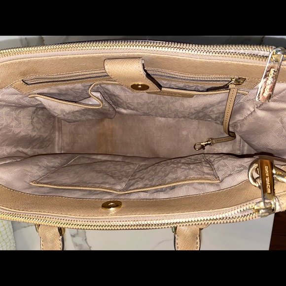 Michael Kors large tote available! Great for travel! Lots of pockets and storage - Picture 4 of 7